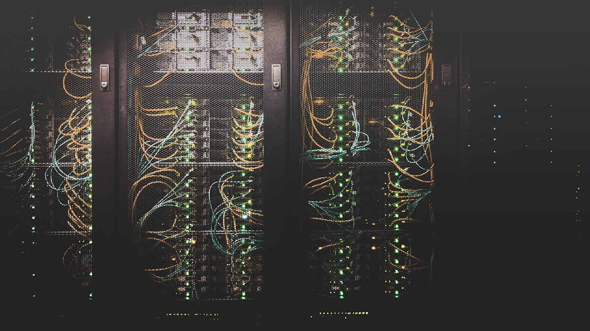 Serverschränke mit Netzwerkverkabelung